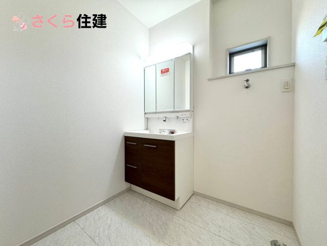 いろどりアイタウン栃木市大宮町22-P2　2号棟の独立洗面台|ゆとりある広さの洗面所。両サイド収納の洗面台で、二人ならんで同時の身支度もスムーズです。