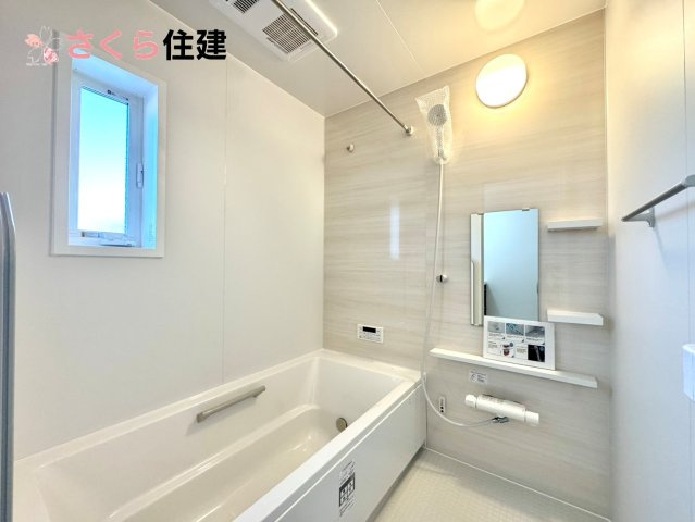 いろどりアイタウン栃木市大宮町22-P2　2号棟の浴室|梅雨の時期は大活躍の浴室乾燥機！家族の数だけ増える洗濯物もしっかり乾かせます。
