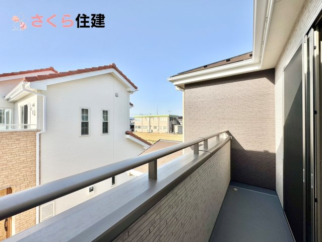 いろどりアイタウン栃木市大宮町22-P2　2号棟のバルコニー|天候や時間で使い分け。1階＆2階バルコニー！！