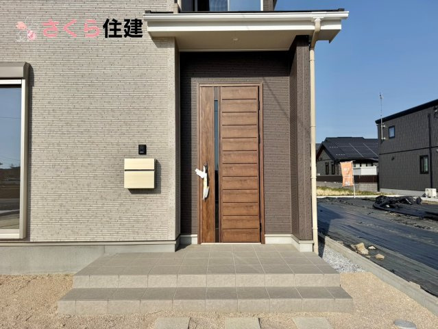 いろどりアイタウン栃木市大宮町22-P2　2号棟の玄関|夜間でも来訪者の顔を認識できるLEDライトを装備！ＴＶモニター付きインターフォンで安心のセキュリティ