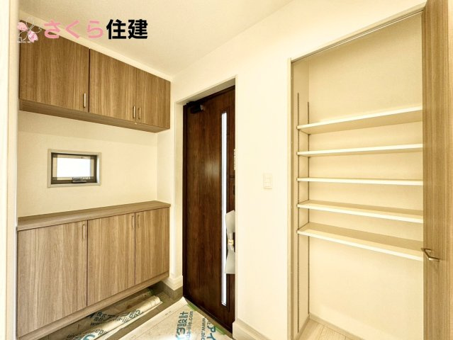 いろどりアイタウン栃木市大宮町22-P2　2号棟の玄関|玄関がいつも片づく大型シューズボックス。お子様の靴のサイズが大きくなっていっても安心の広々スペース！