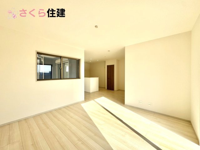 いろどりアイタウン栃木市大宮町22-P2　2号棟の居間・リビング|広々18.7帖LDLは南向きで日当たり良好。ゆったりとした時間の流れる開放的なくつろぎの空間