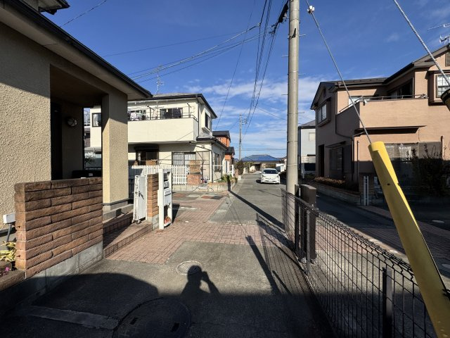 -三丁目不動産-　上里町神保原　中古戸建の前面道路含む現地写真