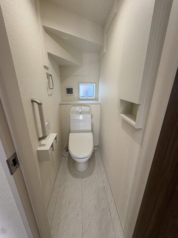 【トイレ】 | 福岡市早良区荒江3丁目　2号棟（全2棟）【仲介手数料無料・0円】 | 現地写真。