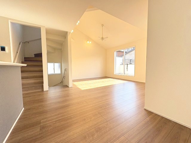 【居間・リビング】 | 福岡市早良区荒江3丁目　2号棟（全2棟）【仲介手数料無料・0円】 | 現地写真。