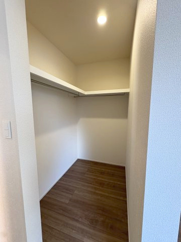 【収納】 | 福岡市早良区荒江3丁目　2号棟（全2棟）【仲介手数料無料・0円】 | 現地写真。ウォークインクローゼットです。