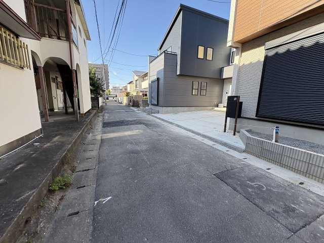 【その他】 | 福岡市早良区荒江3丁目　2号棟（全2棟）【仲介手数料無料・0円】 | 現地写真。前面道路です。