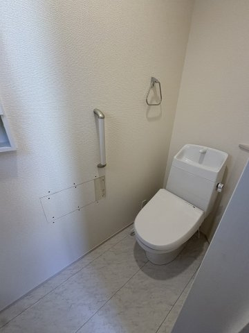 【トイレ】 | 福岡市早良区荒江3丁目　2号棟（全2棟）【仲介手数料無料・0円】 | 現地写真。