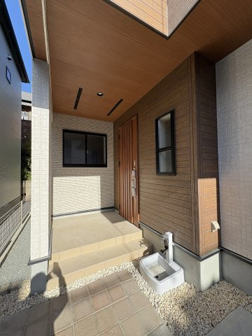 【玄関】 | 福岡市早良区荒江3丁目　2号棟（全2棟）【仲介手数料無料・0円】 | 現地写真。