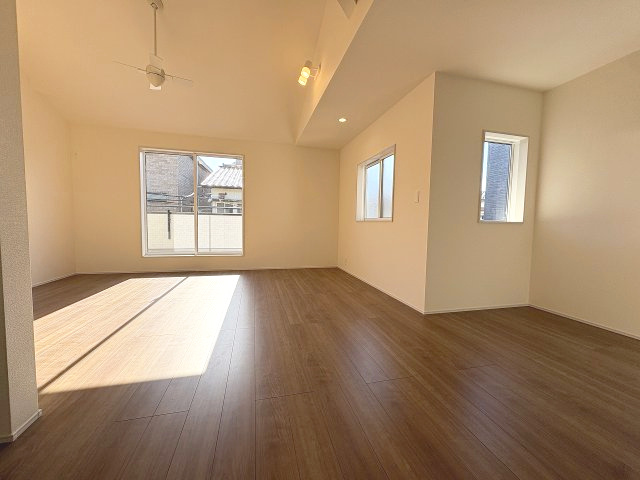 【居間・リビング】 | 福岡市早良区荒江3丁目　2号棟（全2棟）【仲介手数料無料・0円】 | 現地写真。