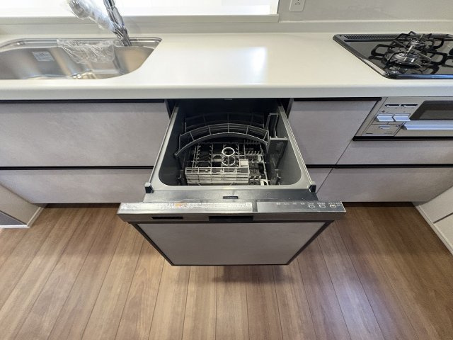 【キッチン】 | 福岡市早良区荒江3丁目　2号棟（全2棟）【仲介手数料無料・0円】 | 現地写真。食洗器が付いてます。