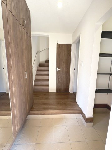 【玄関】 | 福岡市早良区荒江3丁目　2号棟（全2棟）【仲介手数料無料・0円】 | 現地写真。