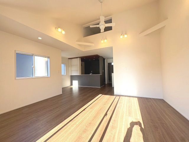 【居間・リビング】 | 福岡市早良区荒江3丁目　2号棟（全2棟）【仲介手数料無料・0円】 | 現地写真。リビングです。