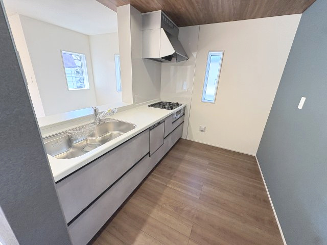 【キッチン】 | 福岡市早良区荒江3丁目　2号棟（全2棟）【仲介手数料無料・0円】 | 現地写真。