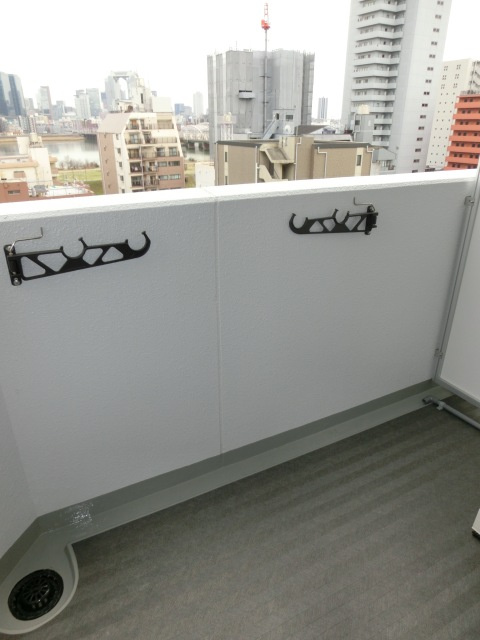大阪市淀川区十三東１丁目の賃貸マンションのバルコニー