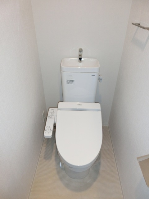 大阪市淀川区十三東１丁目の賃貸マンションのトイレ