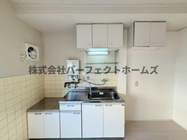 春日ダイヤモンドハイムのキッチン|コンパクトなキッチンで掃除もラクラク