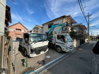 【前面道路含む現地写真】 | 浜寺諏訪森町東３丁　新築一戸建 | ＬＤＫ約１８．３帖♪暮らしの中心となるリビングは、家族みんなが心地よく過ごせる癒しの空間ですよ！