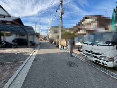 【前面道路含む現地写真】 | 浜寺諏訪森町東３丁　新築一戸建 | 帰宅時・外出時の自然なコミュニケーションを育むリビングイン階段を採用！仲良し家族の画が浮かびます♪