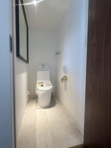 月島マンションのトイレ|落ち着いた色調のトイレです