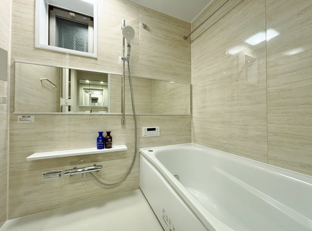 コスモ小竹向原メユールの浴室|浴室も新規交換につき快適です
小窓を設けているので換気にも便利です
浴室換気乾燥機が標準装備です