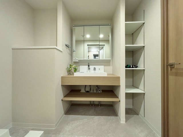 コスモ小竹向原メユールの独立洗面台|洗面台も新規交換につき快適です
お好みの収納にレイアウトできる可動棚を設置しています