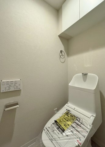 コスモ小竹向原メユールのトイレ|トイレも新規交換につき快適です
トイレ上部には備品などの収納に便利な吊戸棚を設置しています