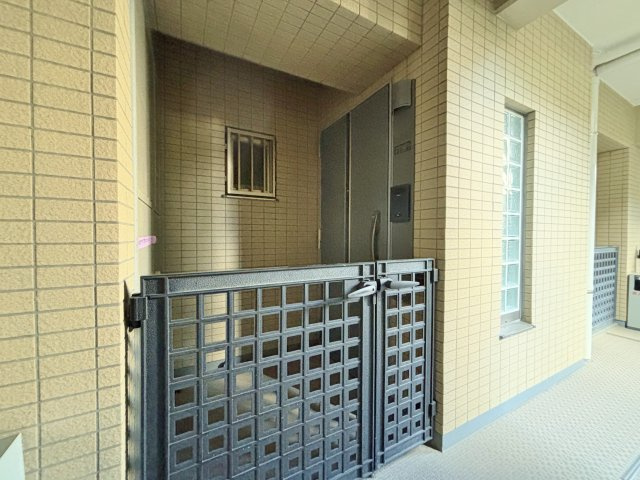 コスモ小竹向原メユールのその他|プライバシーを確保する門扉とポーチつき住居です