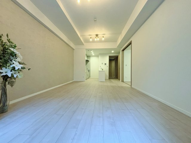 コスモ小竹向原メユールの居間・リビング|新規リノベーション済につき快適に新生活のスタートができます♪
さり気なくアクセントクロスを施し空間に奥行きを演出したリビングです
1階住戸につき階下に配慮することなく気軽に生活できます