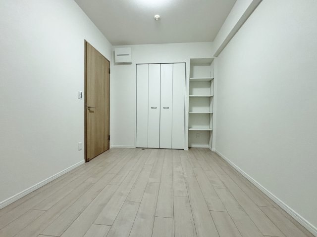 コスモ小竹向原メユールの洋室|開放廊下側洋室は整形なお部屋なので家具のレイアウトもしやすいです
壁面ワイドな収納が魅力的です
