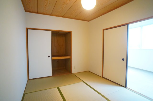 サンプラザ南京終の和室