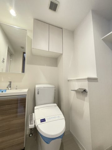 レジディア国立のトイレ|上部に収納のあるトイレです※別部屋写真