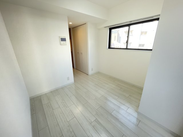 レジディア国立の洋室|明るい色合いのお部屋です※別部屋写真