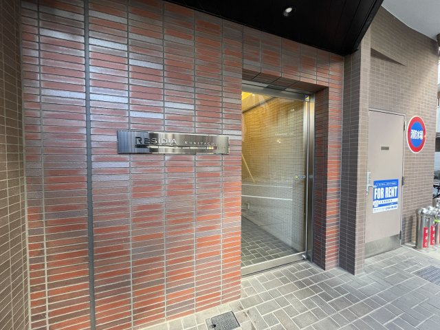 レジディア国立のエントランス|落ち着いた色合いのエントランスです