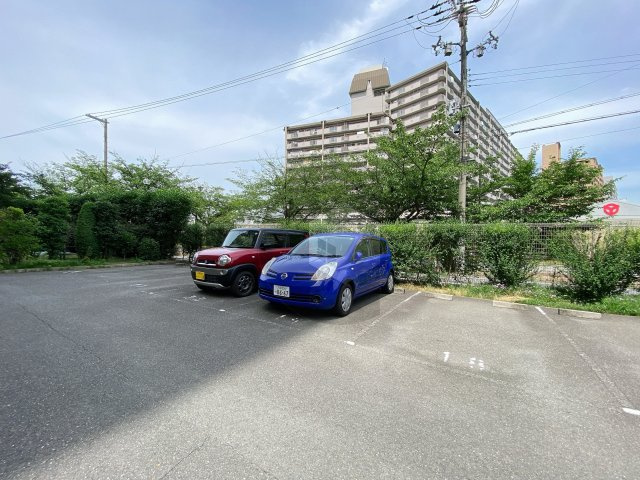 八戸ノ里第二ガーデンハイツの駐車場