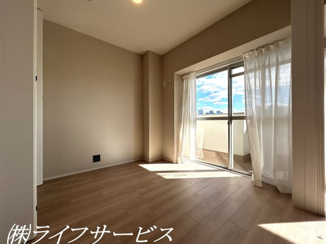 【洋室】 | 新北野第３コーポ | バルコニー側洋室5.5帖／東南向きの陽当り良好のお部屋です！クローゼットとカウンターデスクあり！