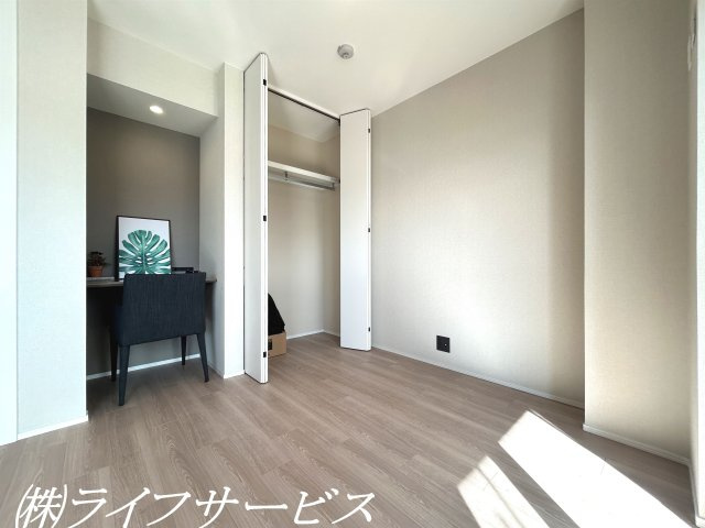 【洋室】 | 新北野第３コーポ | バルコニー側洋室5.5帖／東南向きの陽当り良好のお部屋です！クローゼットとカウンターデスクあり！