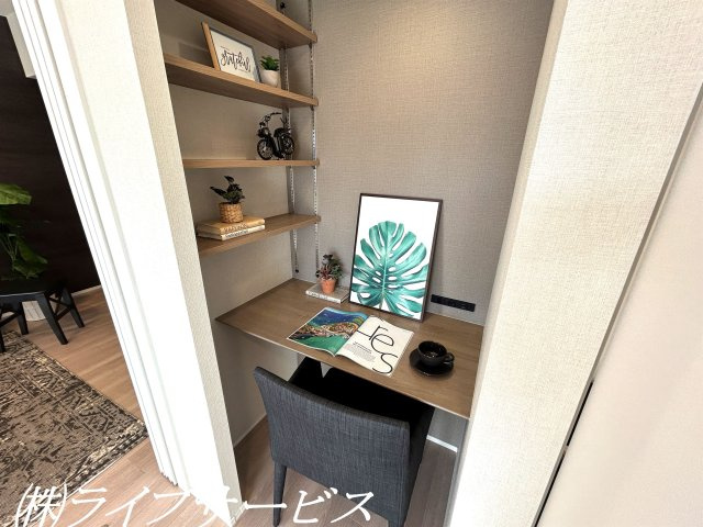 【洋室】 | 新北野第３コーポ | バルコニー側洋室5.5帖／東南向きの陽当り良好のお部屋です！クローゼットとカウンターデスクあり！