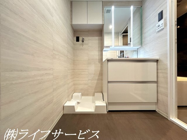 【洗面所】 | 新北野第３コーポ | 洗面室／三面鏡タイプのシャワー付洗面化粧台と洗濯パン新調！ウォールキャビネット新設！