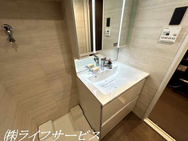 【洗面所】 | 新北野第３コーポ | 洗面室／三面鏡タイプのシャワー付洗面化粧台と洗濯パン新調！