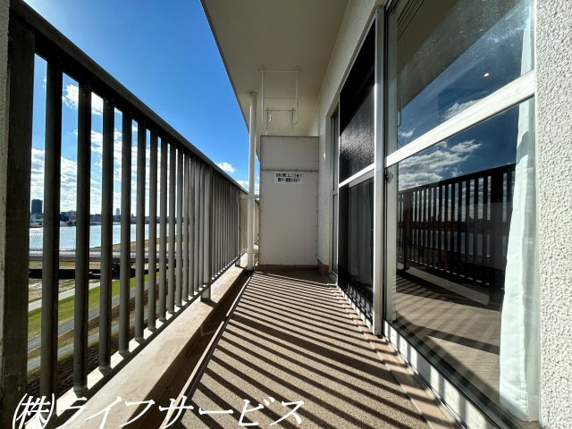 【バルコニー】 | 新北野第３コーポ | バルコニー／上層階・東南向きのバルコニーは陽当り良好！バルコニーから淀川花火を鑑賞できます！