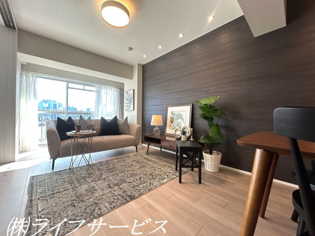 【居間・リビング】 | 新北野第３コーポ | ＬＤＫ約１３.５帖／東南向きの陽当り良好のリビングルーム！室内全面リフォーム済につきすぐのご入居が可能！アクセントクロスや照明などにこだわったリフォーム！