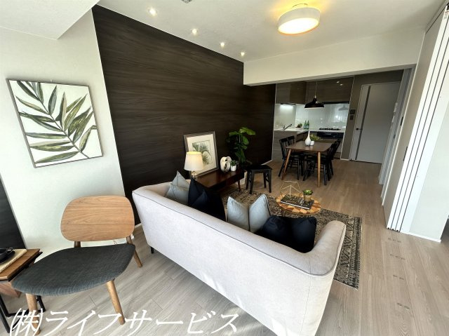 【居間・リビング】 | 新北野第３コーポ | ＬＤＫ約１３.５帖／東南向きの陽当り良好のリビングルーム！室内全面リフォーム済につきすぐのご入居が可能！アクセントクロスや照明などにこだわったリフォーム！