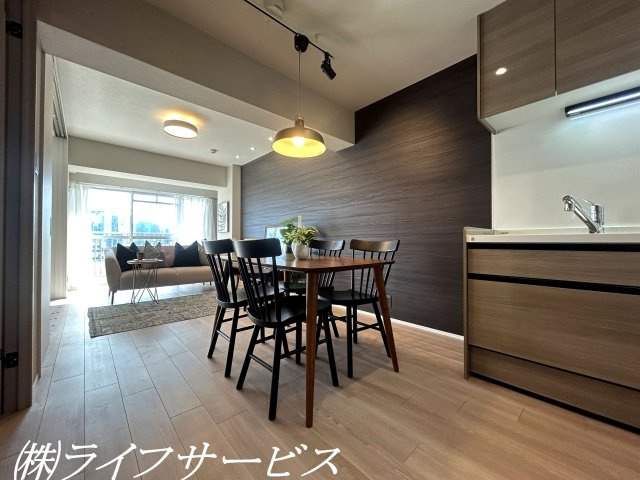 【居間・リビング】 | 新北野第３コーポ | ＬＤＫ約１３.５帖／東南向きの陽当り良好のリビングルーム！室内全面リフォーム済につきすぐのご入居が可能！アクセントクロスや照明などにこだわったリフォーム！