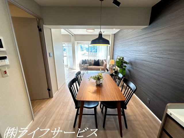 【居間・リビング】 | 新北野第３コーポ | ＬＤＫ約１３.５帖／東南向きの陽当り良好のリビングルーム！室内全面リフォーム済につきすぐのご入居が可能！アクセントクロスや照明などにこだわったリフォーム！