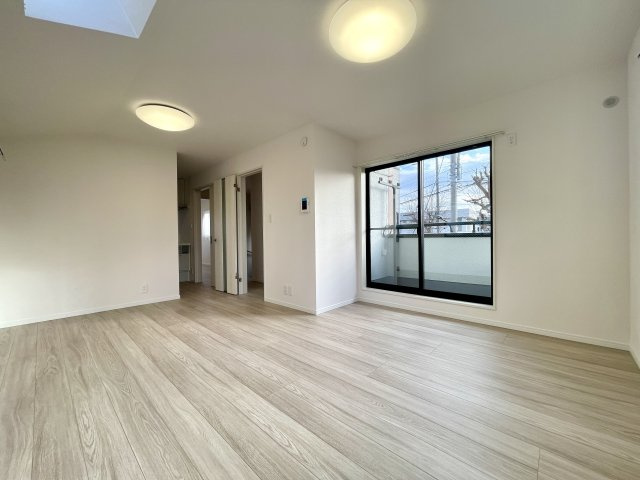 練馬区春日町1丁目　人気エリア　新規内装リフォーム戸建の居間・リビング