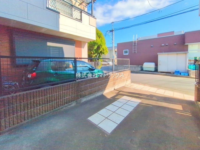 練馬区春日町1丁目　人気エリア　新規内装リフォーム戸建の駐車場