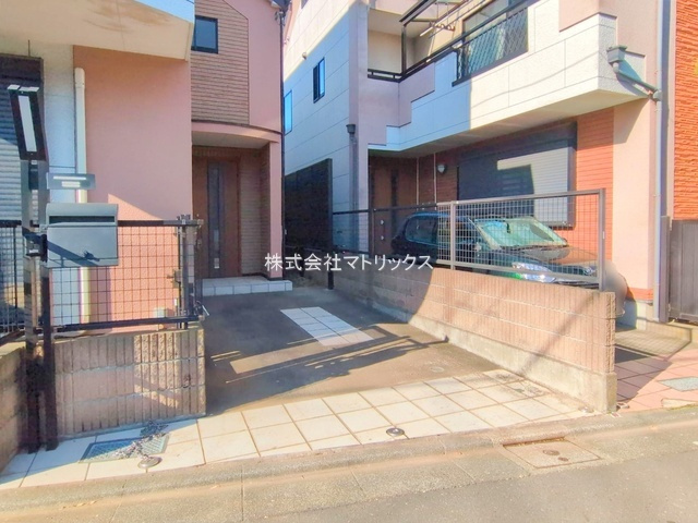 練馬区春日町1丁目　人気エリア　新規内装リフォーム戸建の駐車場