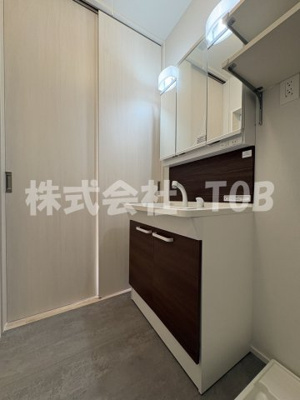 【独立洗面台】 | 杉並区和泉１丁目貸家 | 2F　3面鏡シャンプードレッサー