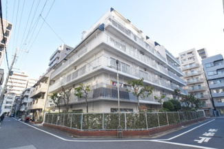 【外観】 | 手入れの行き届いた外壁やエントランスなど、「見ればわかる」レベルで清潔感を保ったマンションです。築年数を感じさせない姿で皆様をお出迎えします。～即日のご見学可能～　お問合せはお気軽にどうぞ。
